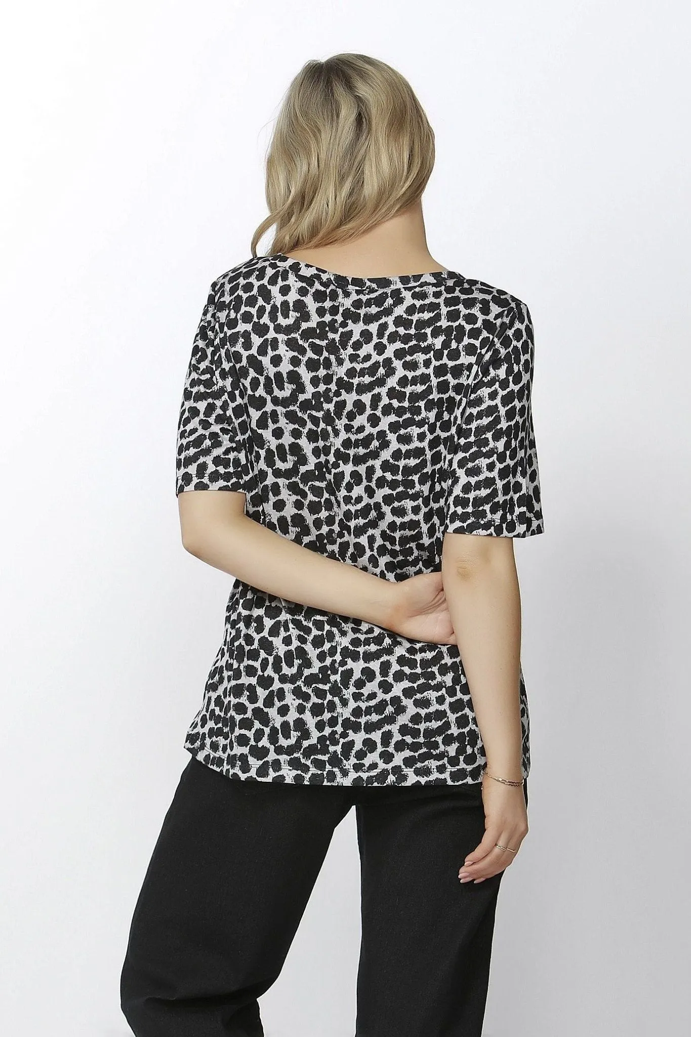 Betty Basics Messina V-Neck Tee in Leopard Print