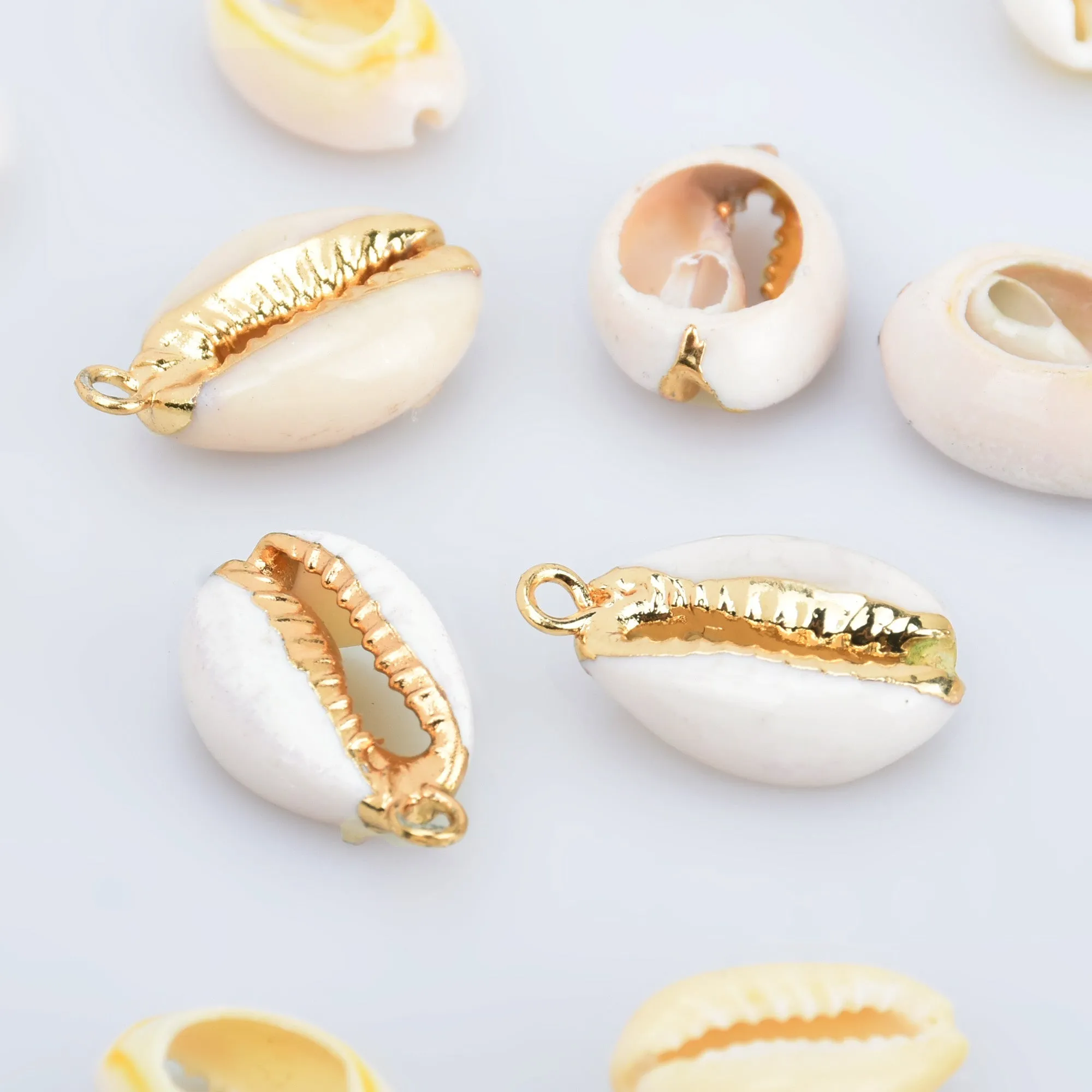 Natural Cowrie Shell Pendant Cowrie Seashell charm with 2mm Holes DIY Bracelet Necklaces Earrings Jewelry Wholeasles 2pcs 102832